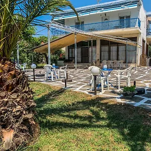 https://galinis-sea-front-studios.hotelschalkidiki.net